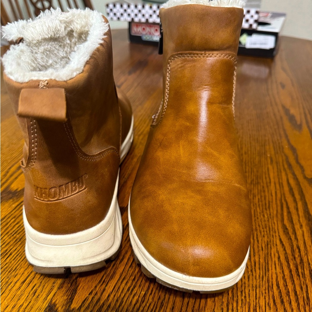 Khombu Women’s Size 11 Tan ankle boots W/Faux Fur Lining.